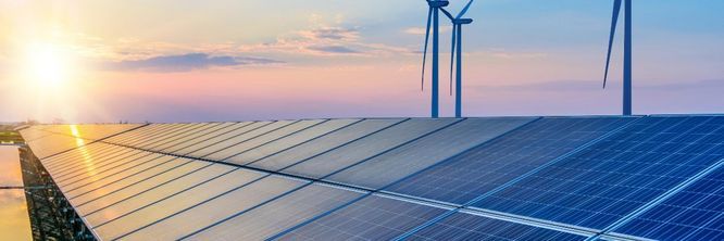 panneaux solaires et éoliennes dans un champs